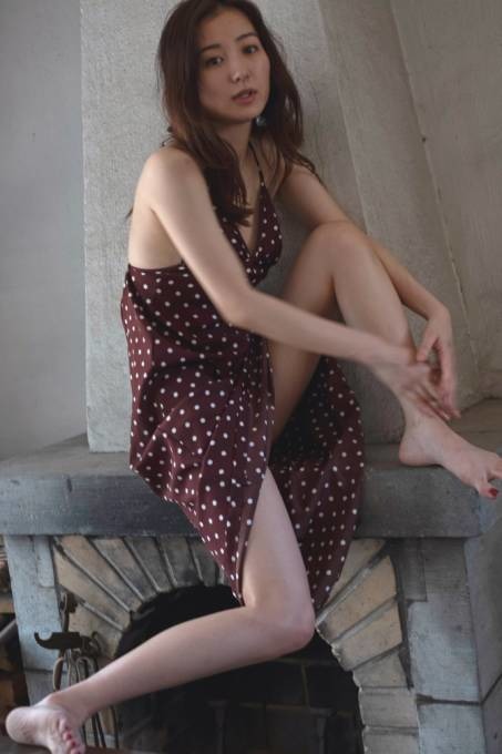 高田里穂、ワンピースからほっそり美脚がチラリ！3年ぶりの写真集でナチュラルな魅力を放つ