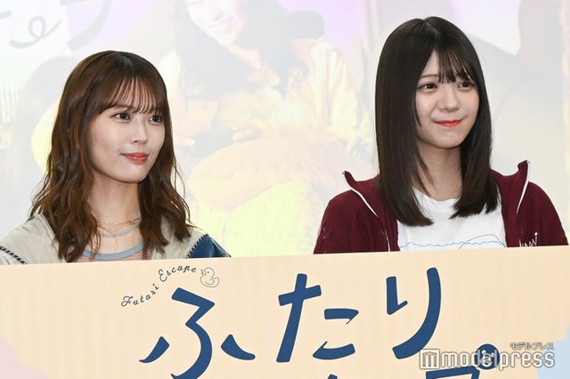記者会見に出席した岩本蓮加、冨里奈央（C）モデルプレス