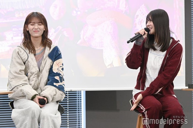 記者会見に出席した岩本蓮加、冨里奈央（C）モデルプレス