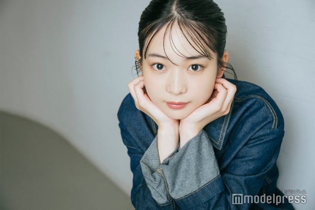 モデルプレスのインタビューに応じた白鳥玉季（C）モデルプレス