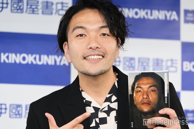 「しばけるもんならしばきたい」刊行記念囲み取材に出席した盛山晋太郎（C）モデルプレス