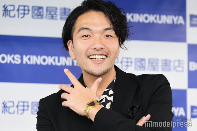 「しばけるもんならしばきたい」刊行記念囲み取材に出席した盛山晋太郎（C）モデルプレス