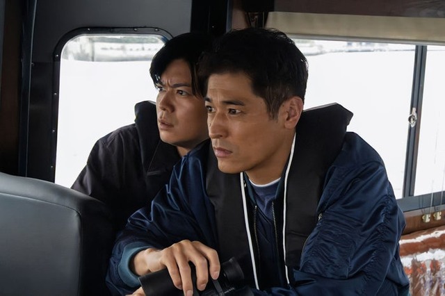 加藤シゲアキ、佐藤隆太「新東京水上警察」（C）フジテレビ