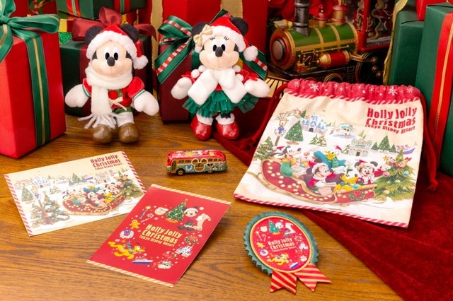 ぬいぐるみバッジ各2,800円、きんちゃく900円、ワッペンアクセサリー1,000円、ポストカードセット600円、ディズニー・ビークル・コレクション〈トミカ〉1,700円（C）Disney