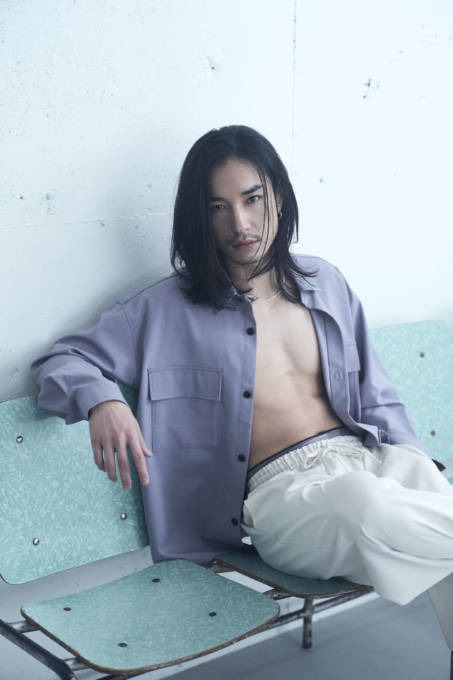 宮澤佑、引き締まった肉体がチラリ！“ありのままの存在感”で魅せた初の写真集が重版決定