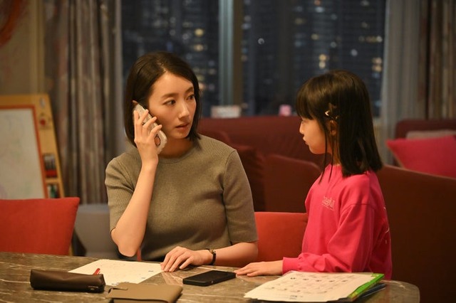 波瑠、池村碧彩「フェイクマミー」第1話（C）TBS