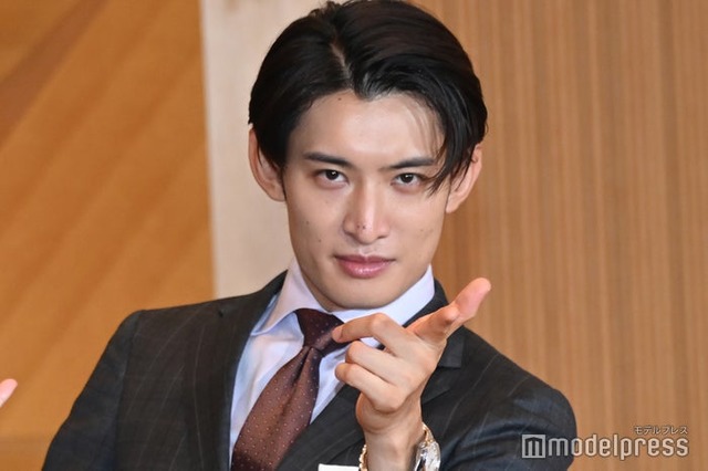 降壇ギリギリまで“ゴイゴイスー”を決めていた向井康二（C）モデルプレス