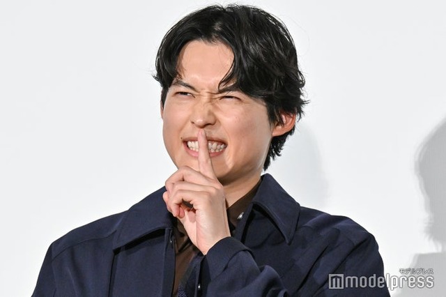 クスクス笑う観客に向かって“しーっ”のポーズをしていた松村北斗（C）モデルプレス