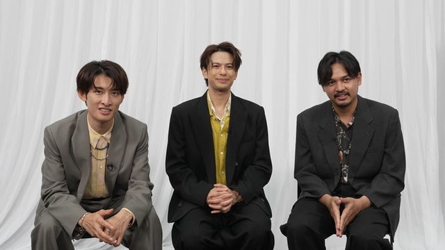 向井康二、森崎ウィン、チャンプ・ウィーラチット・トンジラー監督（C）2025「（LOVE SONG）」製作委員会