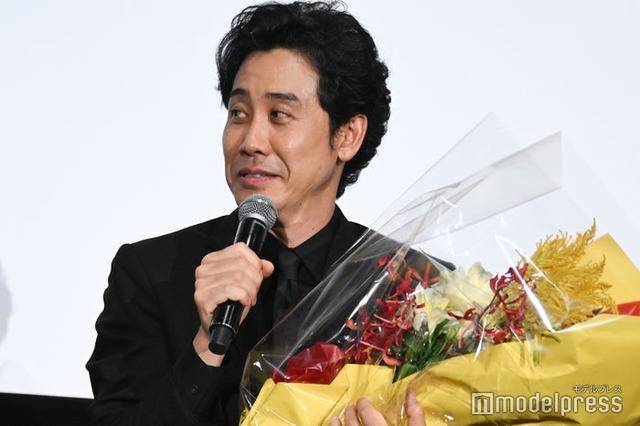 芸能生活30周年を祝福される大泉洋（C）モデルプレス