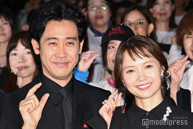 宮崎あおい（右）の可愛さを熱弁する大泉洋（左）（C）モデルプレス
