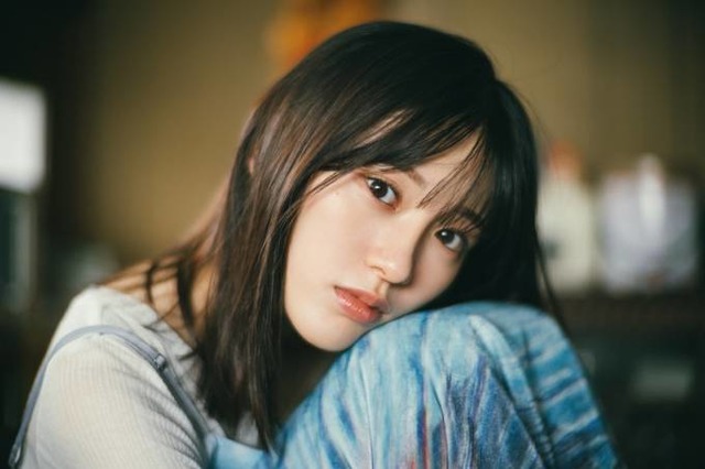 乃木坂46大越ひなの、ドキッとするまなざしで魅せる！ノスタルジックなロケーションでグラビアに挑戦