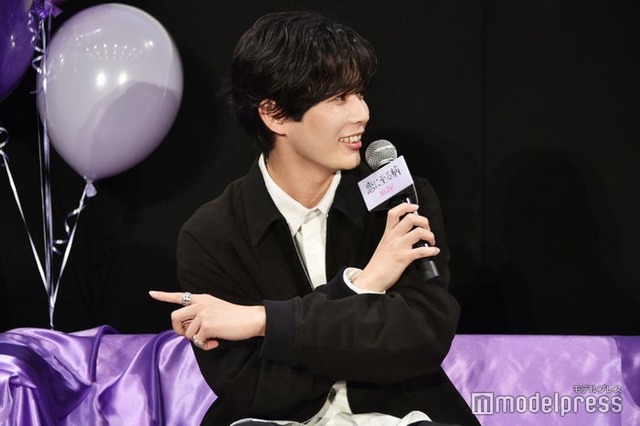 悩み相談をすることもされることもないので舞台袖でドキドキしていた長尾謙杜（C）モデルプレス