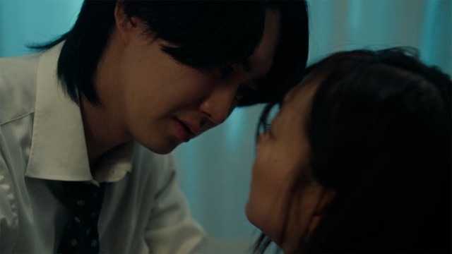 小園凌央、須田亜香里「あの時の恋をもう一度」場面写真（C）DMMショート