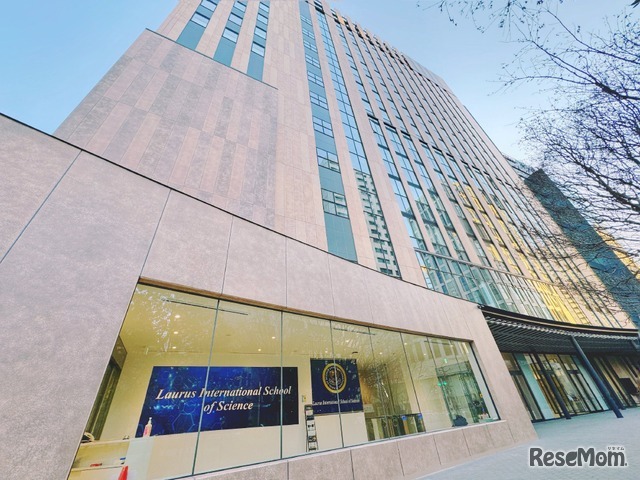 港区芝にある初等部から中高等部が入る建物外観