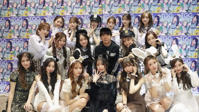 「TGC北九州」での「チャンス学校チェンジ科」ステージ出演者と濱口優／画像提供：ABEMA番組「チャンス学校チェンジ科」