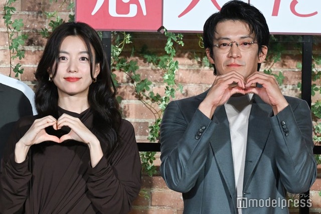 ハートでポーズを決めるハン・ヒョジュ、小栗旬（C）モデルプレス