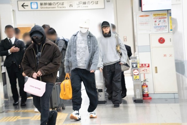 名古屋駅に到着したMrs. GREEN APPLE（独占カット）