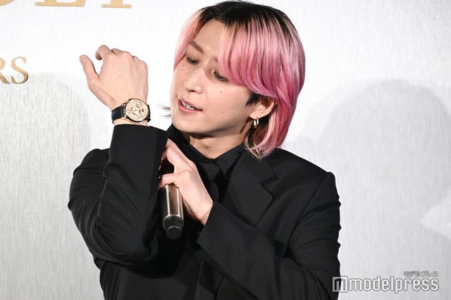 新コレクションをうっとり眺める佐久間大介（C）モデルプレス