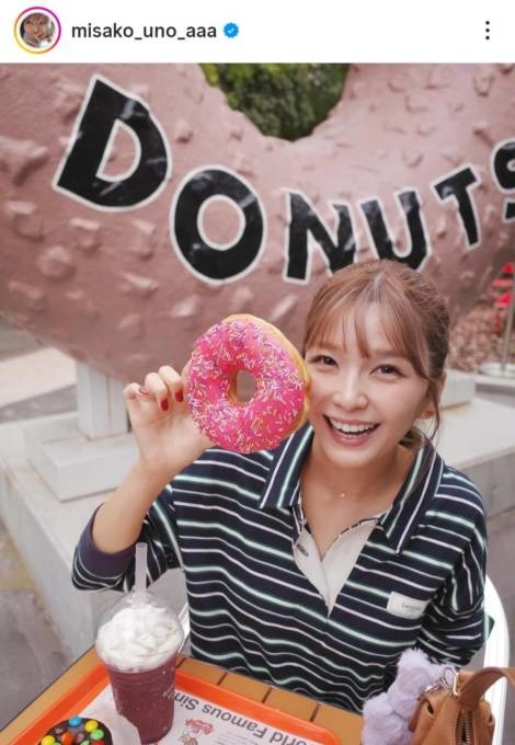 宇野実彩子、顔より大きい！？ドーナツを持った笑顔SHOTにファン悶絶「可愛さが爆発」「めっちゃ小顔」
