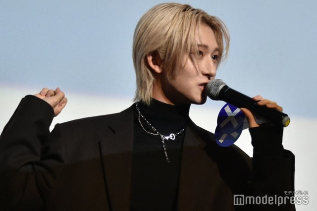 湊及びRYUKIのバッグの持ち方を再現したNAOYA（C）モデルプレス