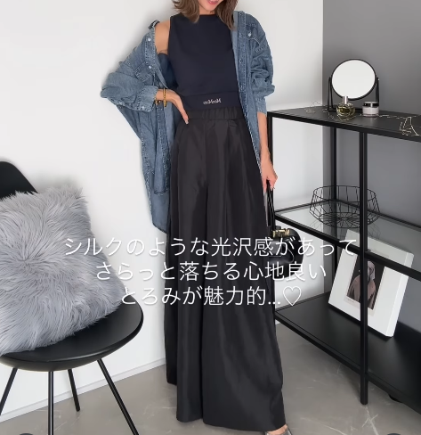 カジュアルと上品を両立。大人にちょうどいい、「てろっと質感デニムシャツ」スタイル【40代の毎日コーデ】
