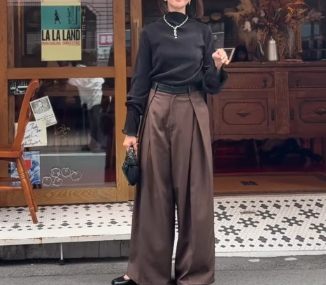 程よい光沢感が絶妙！１点投入でコーデがキマる「プリーツトップス」のリラクシーな装い【40代の毎日コーデ】