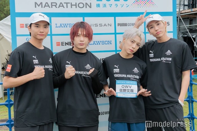 「横浜マラソン2025」に登場したOWV（左から）中川勝就、本田康祐、佐野文哉、浦野秀太（C）モデルプレス