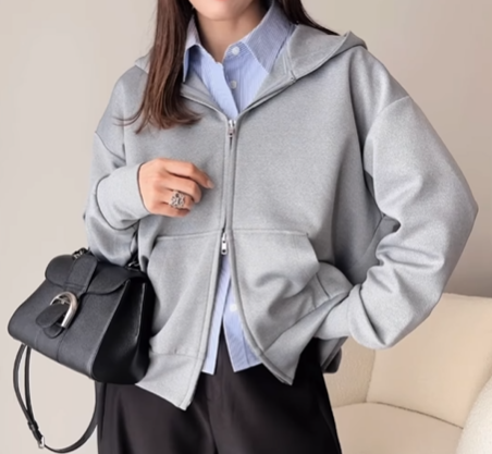 くたびれ感ゼロ。大人が上品に「パーカー」を着こなす秘訣とは【40代の毎日コーデ】