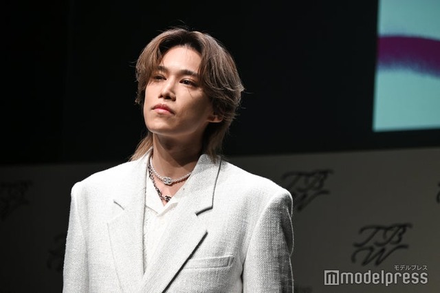 ランウェイでクールに決める千賀健永（C）モデルプレス