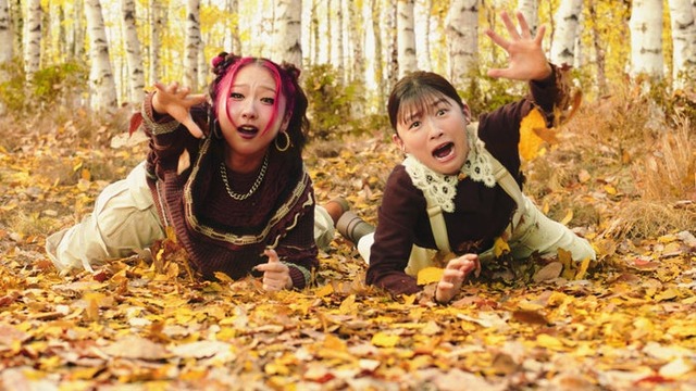 伊藤沙莉×CHIKA／三角チョコパイ ティラミス 「ティラミスの運命…」篇（提供写真）