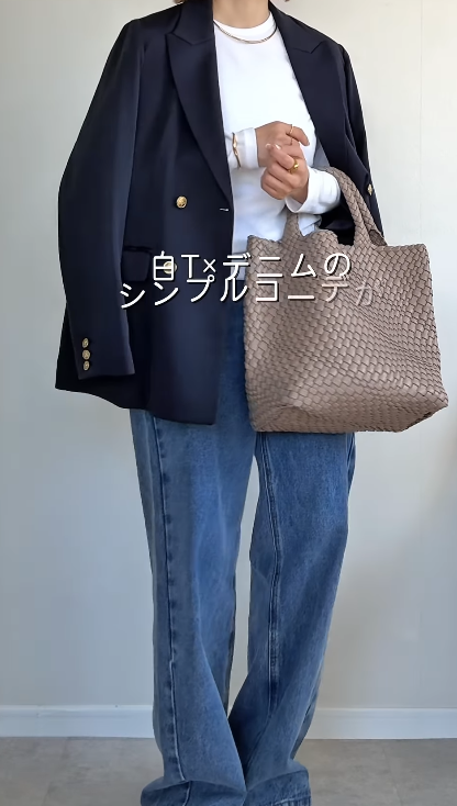 投入すべきは、ゴールドアクセ！【ユニクロ】クルーネックT×デニム×ジャケットを格上げする着こなし術【40代の毎日コーデ】