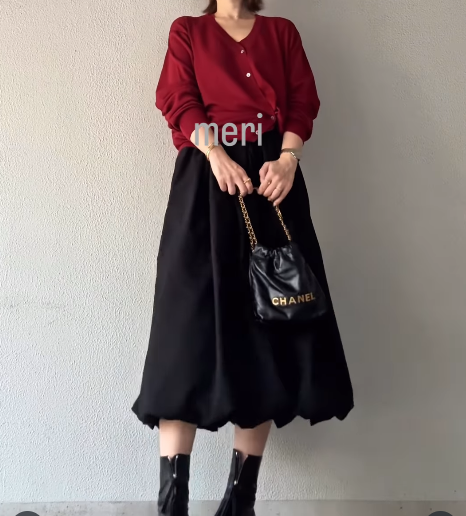 深みレッドが季節感を演出。ボリュームスカート×ブーツを合わせたグッドバランスな着こなし【40代の毎日コーデ】