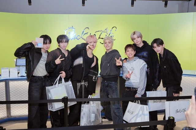 ポップアップストアを訪れた&TEAMメンバー／（左から）FUMA、YUMA、NICHOLAS、MAKI、HARUA、K、JO（C）YX LABELS