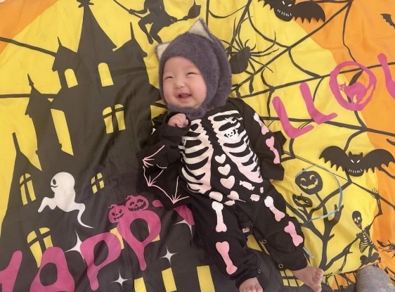 辻希美、次女の可愛らしいハロウィンSHOT披露「今日のあたちは誰よりも早く仮装してるよ」