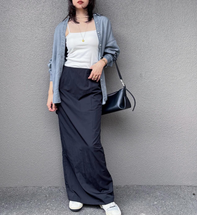 グレーデニムもやわらか素材ならレディライク。×黒スカートでつくる大人の抜け感カジュアル【40代の毎日コーデ】