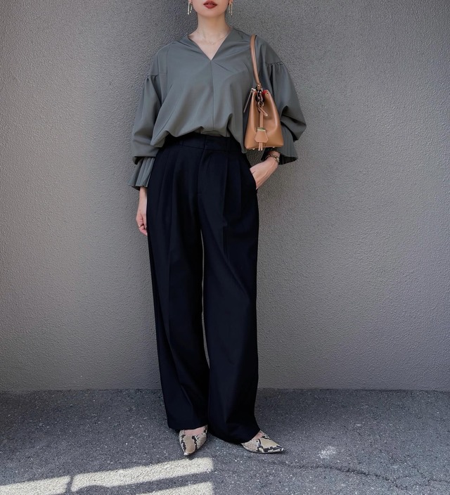 袖口プリーツが上品に映える。「こなれブラウス」が主役の洗練コーデ【40代の毎日コーデ】