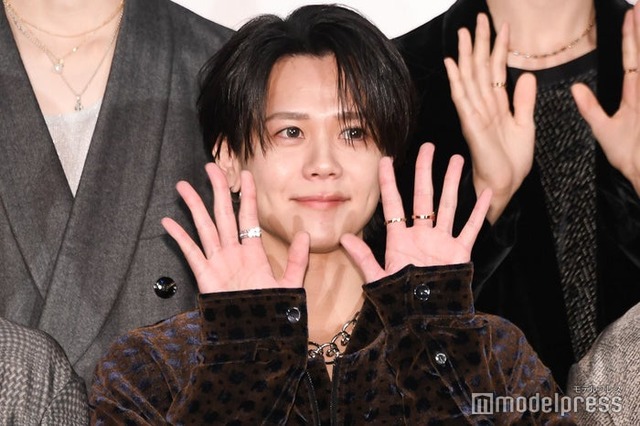 手を振る藤牧京介（C）モデルプレス