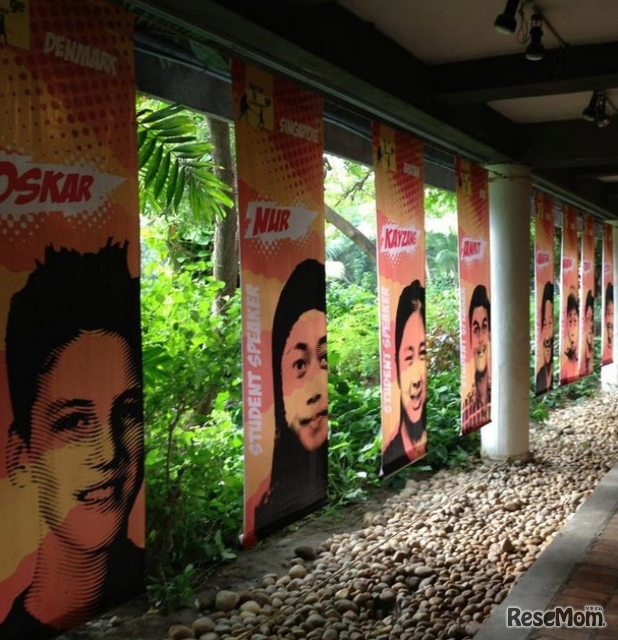 各国代発表者の子供たち、登壇者タペストリー