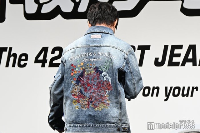 ギャラドス＆ピカチュウが刺繍されたジャケット（C）モデルプレス