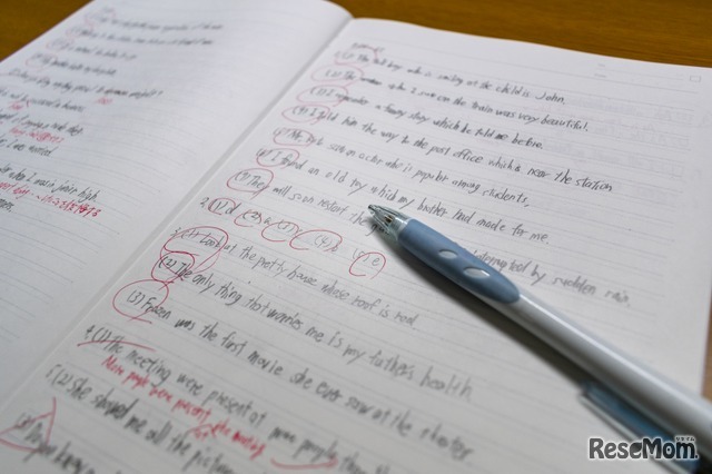 勉強中のノートとペン