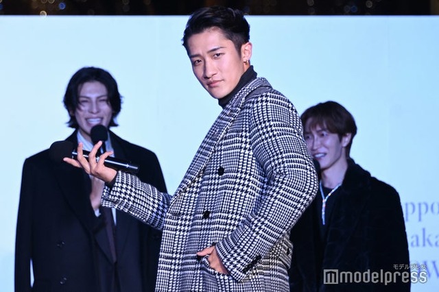 クールなランウェイを披露した岩本照を嬉しそうに見守るラウール、自身のランウェイを控え緊張した様子の渡辺翔太（C）モデルプレス