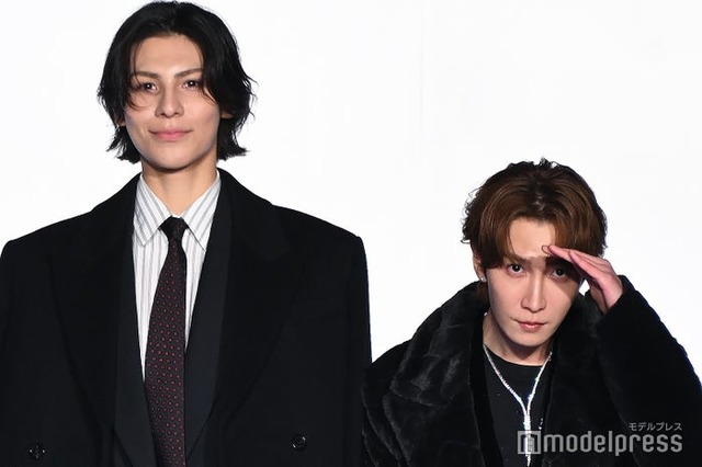 カメラを探す渡辺翔太、いち早くカメラを見つけてニコニコのラウール（C）モデルプレス