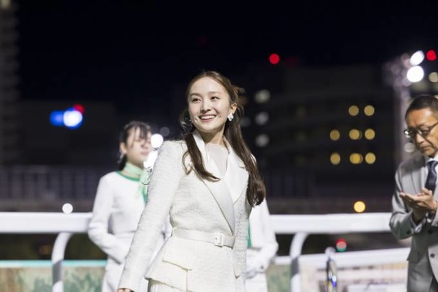 ももクロ百田夏菜子、美しい純白のドレス姿を披露！「JBC クラシック」表彰式で騎手らに花束を贈呈