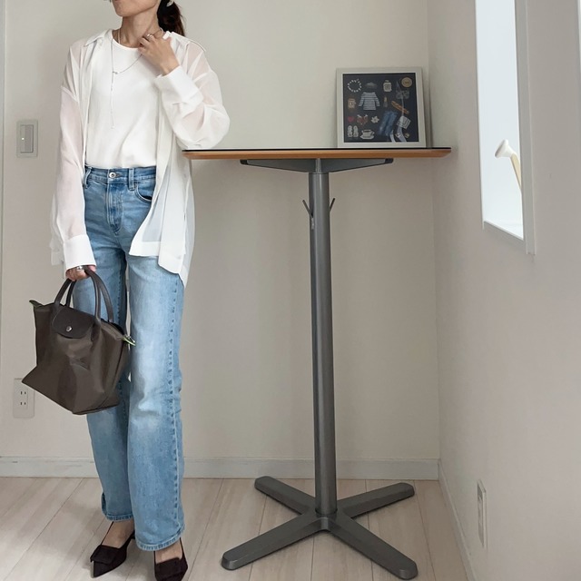 大人の白シャツ×デニム。きれいめ着こなしのコツは、素材感と小物選び【40代の毎日コーデ】