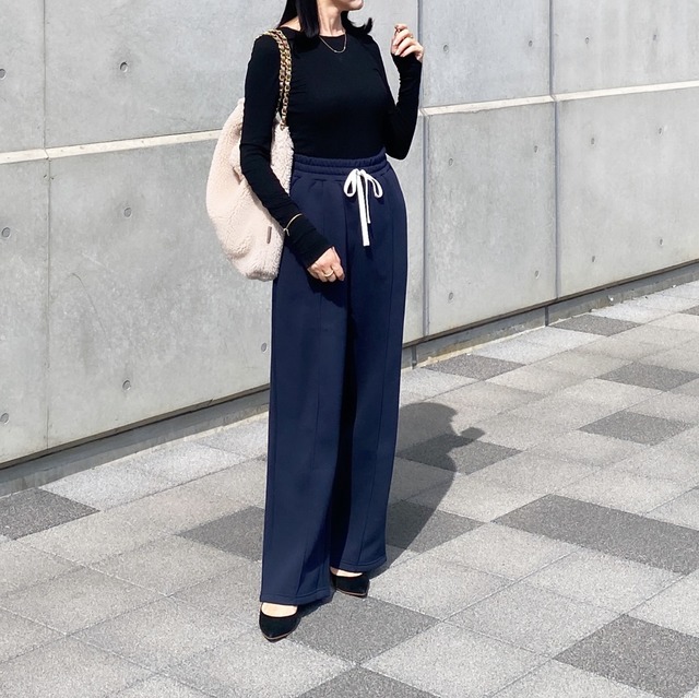 トレンドの【ワイドスウェットパンツ】。大人のきれいめ着こなし正解例【40代の毎日コーデ】