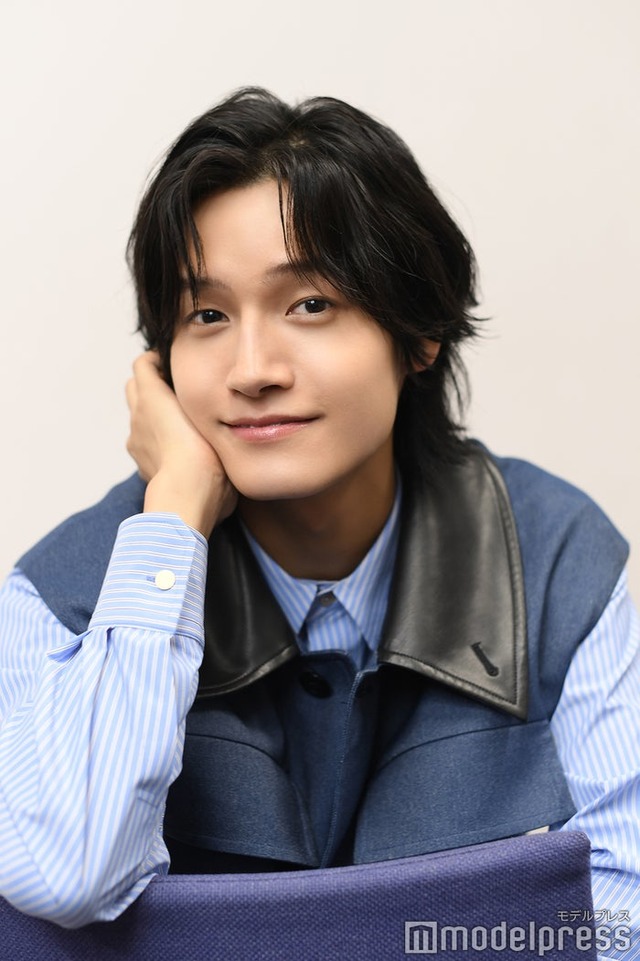 モデルプレスのインタビューに応じた佐野晶哉（C）モデルプレス