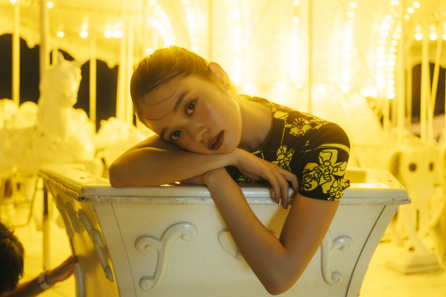 「高石あかりファースト写真集 幻灯」（東京ニュース通信社刊） 撮影／横山マサト