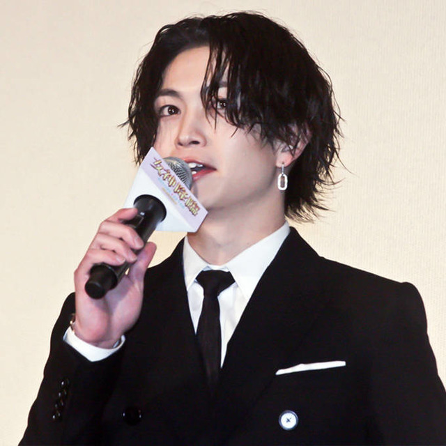 「需要しかない」綱啓永、クールなサングラス×パーカーSHOTに反響「かっこよすぎ」