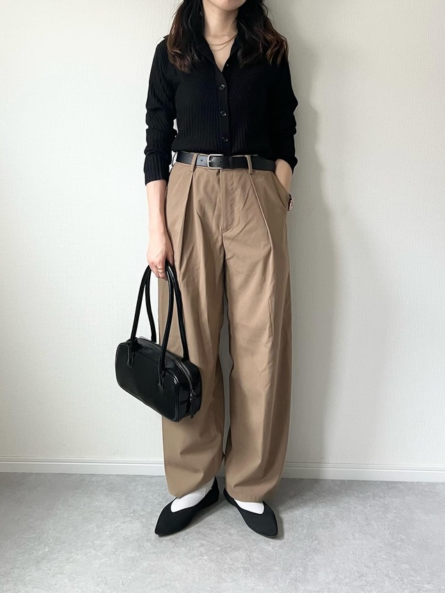 【ユニクロ・GU】で大成功。ワントーンに「ひとクセ」効かせた洗練スタイル【40代の毎日コーデ】